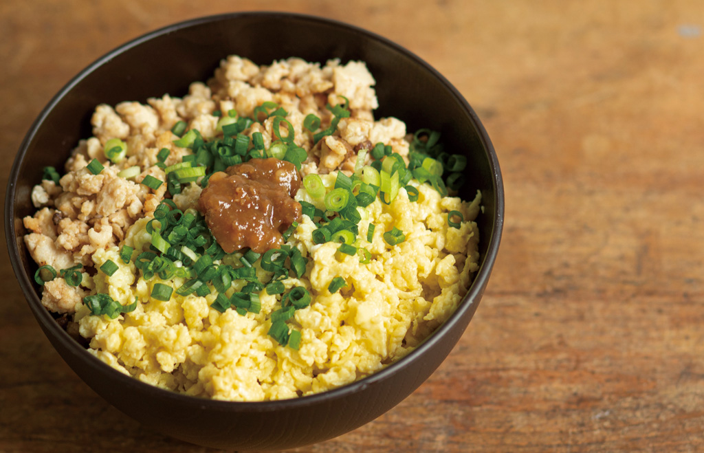 梅にくみそそぼろ丼